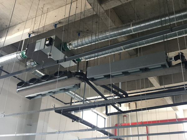 臥式暗裝風(fēng)機(jī)盤(pán)管安裝現(xiàn)場(chǎng) 